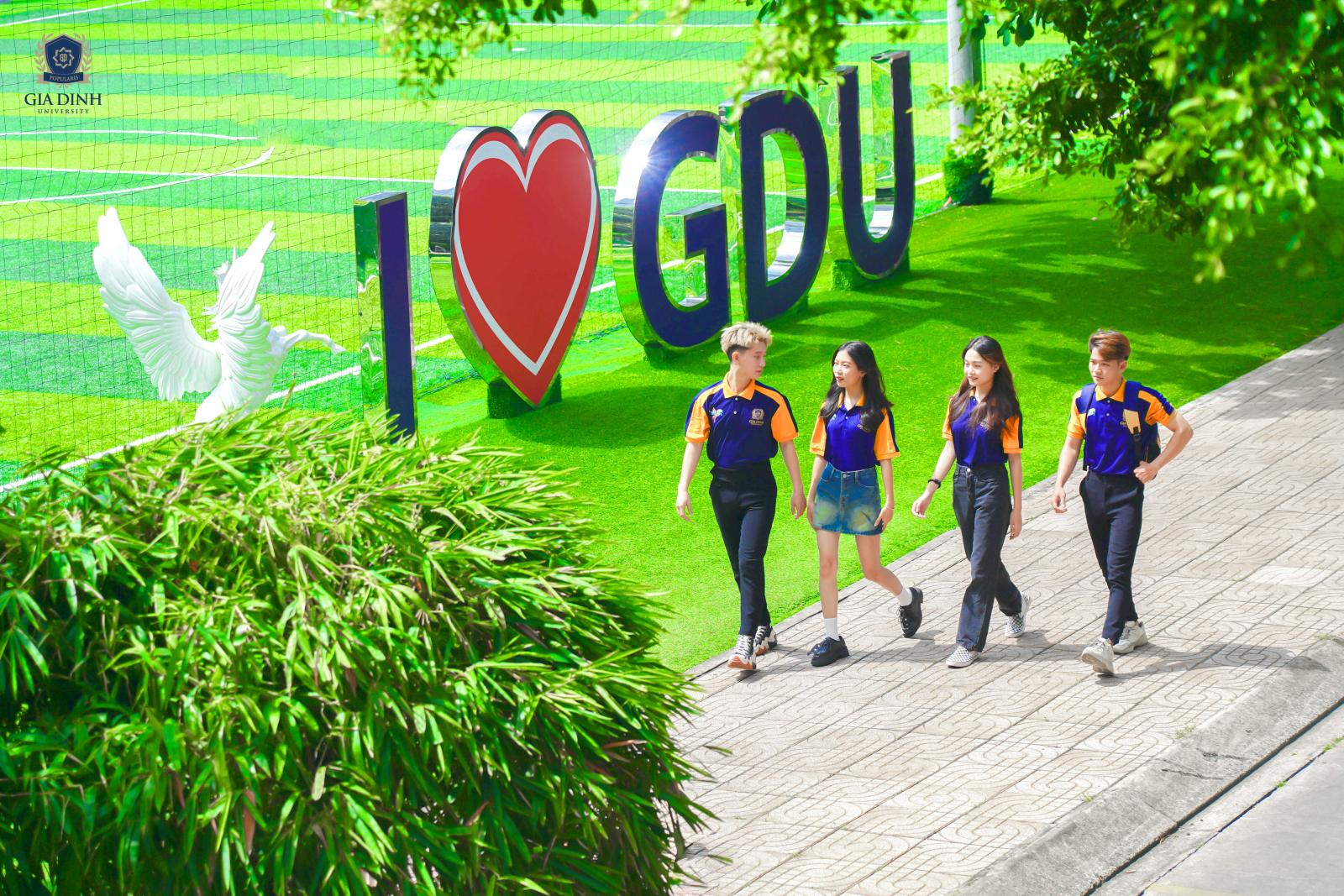 Cựu sinh viên GDU gặp gỡ và hỗ trợ sinh viên khóa dưới trong sự kiện hướng nghiệp