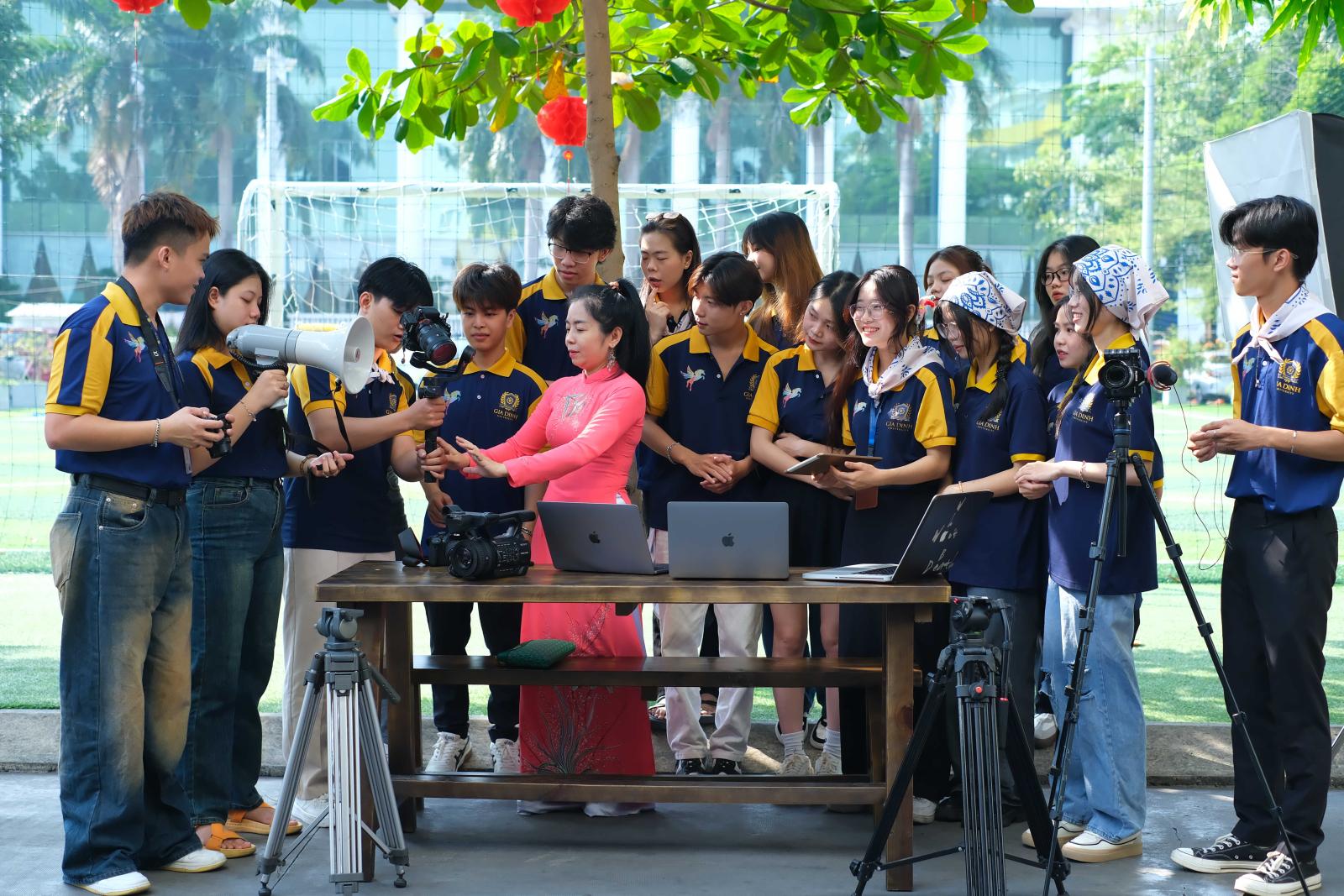 Các ngành nghề trong truyền thông, thể hiện sự đa dạng và năng động