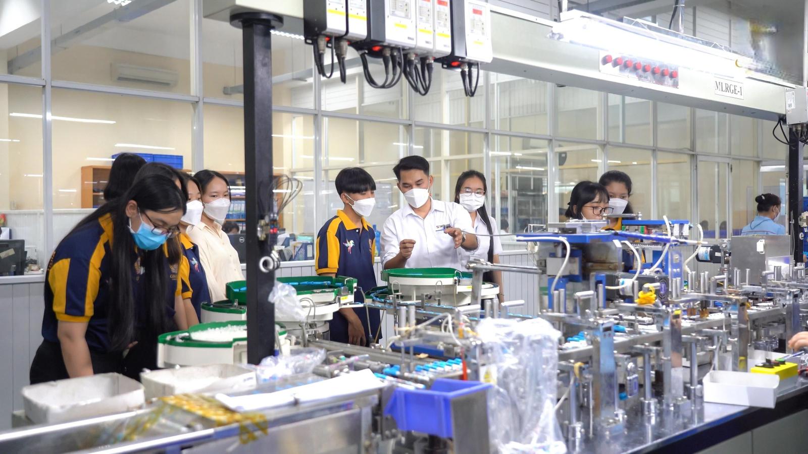 Chatbot trí tuệ nhân tạo hỗ trợ khách hàng trực tuyến 24/7 trong lĩnh vực truyền thông