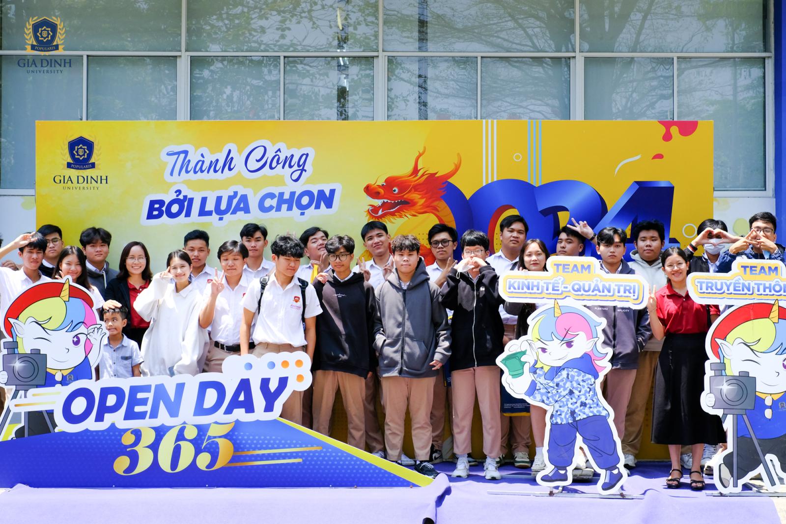 Học sinh trung học nghiên cứu thông tin về các trường đại học và ngành nghề trước khi tham gia ngày hội tuyển sinh