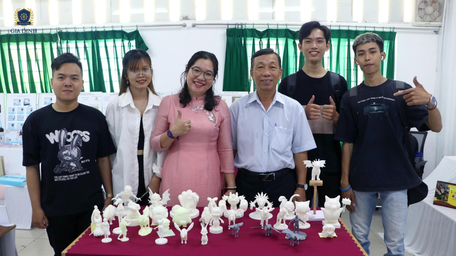 Chuyên viên thiết kế đồ họa sáng tạo logo và bộ nhận diện thương hiệu độc đáo