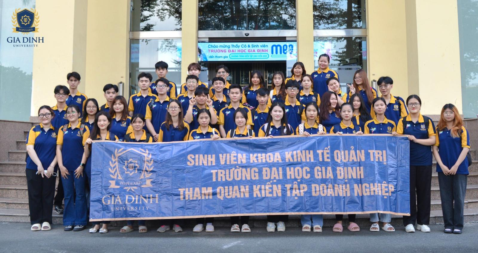 Cựu sinh viên truyền thông nội bộ có nhiều cơ hội thăng tiến và phát triển trong sự nghiệp.