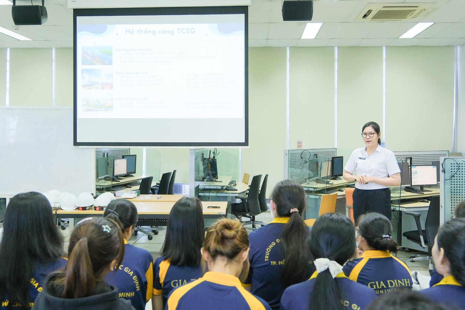 Copywriter đang sáng tạo nội dung quảng cáo hấp dẫn và thu hút