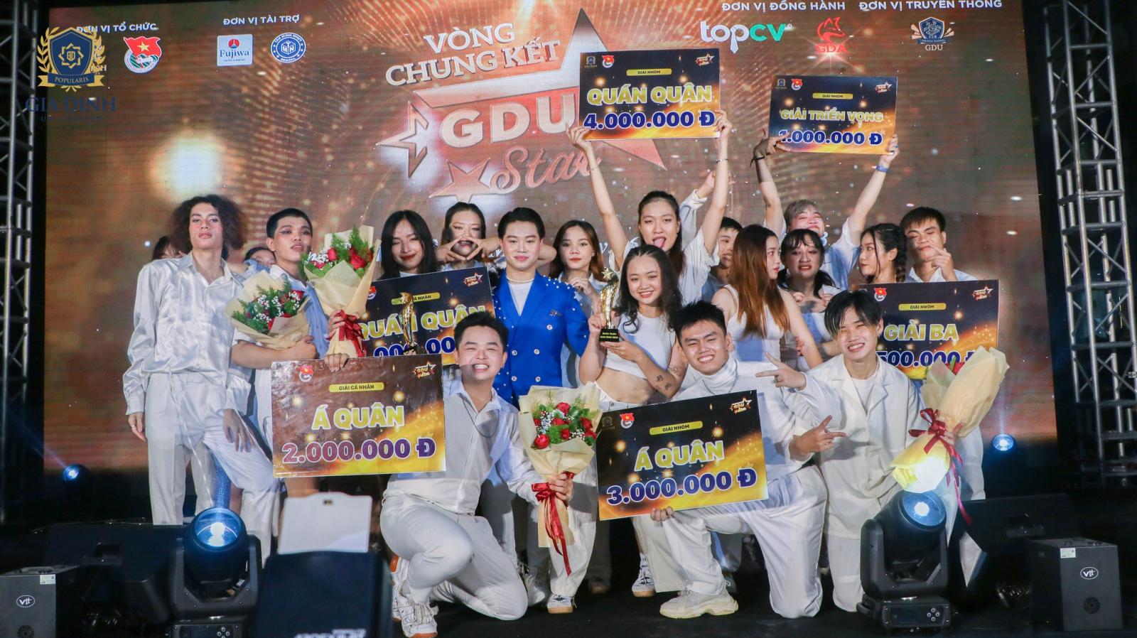 Cựu sinh viên diễn thuyết tại một hội thảo chuyên ngành.