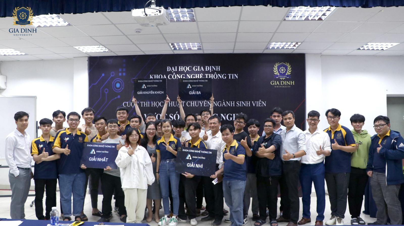 Cựu sinh viên diễn thuyết truyền lửa cho thế hệ sinh viên tương lai tại hội trường lớn