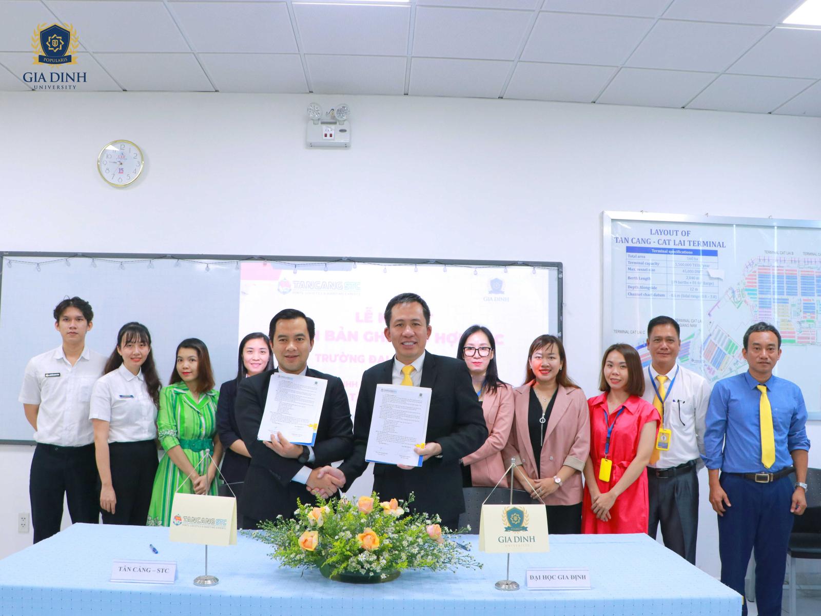 Cựu sinh viên kết nối và trò chuyện với sinh viên sau buổi diễn thuyết.