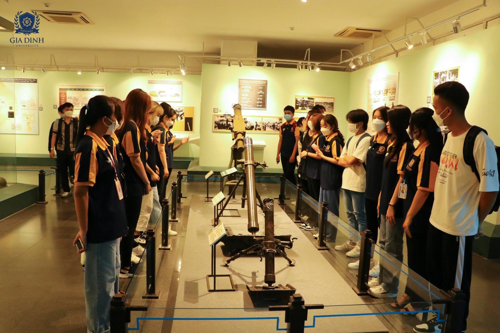 Một cựu sinh viên với phong thái tự tin đang thuyết trình trước đồng nghiệp