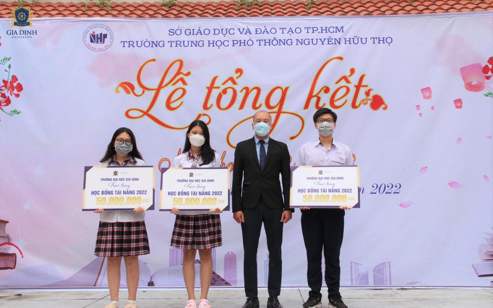 Đại diện trường đại học trao học bổng cho sinh viên truyền thông xuất sắc