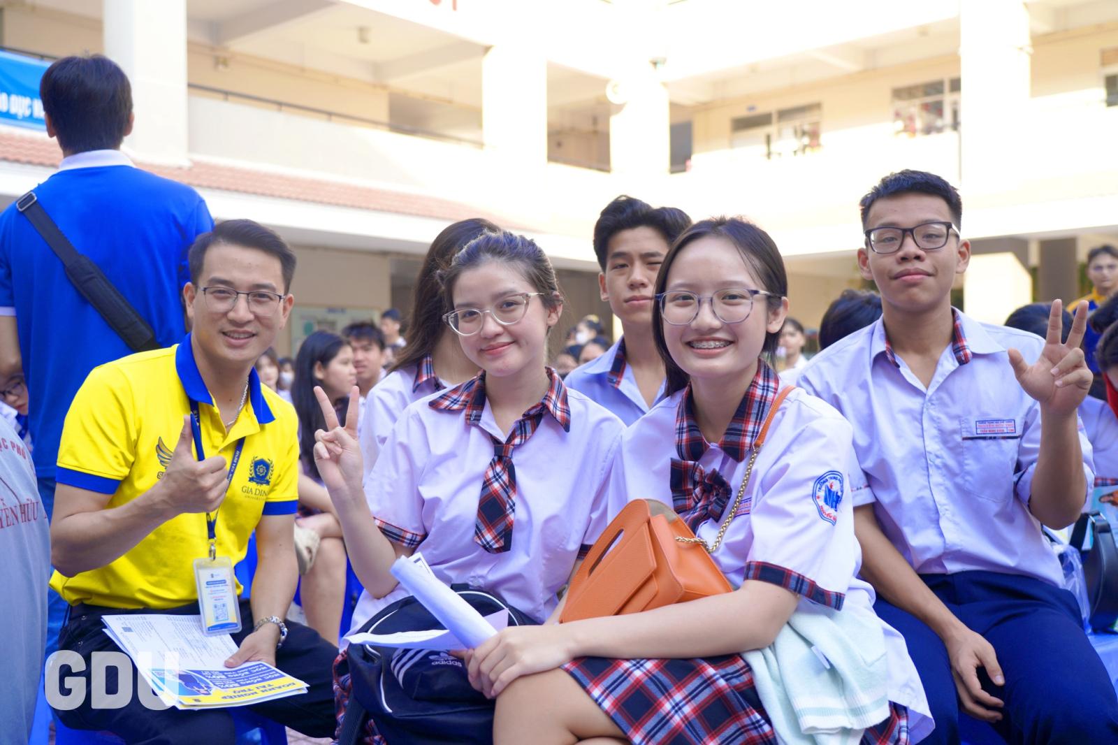 Học sinh thảo luận với gia đình về các lựa chọn trường đại học và ngành nghề sau khi tham gia ngày hội tuyển sinh