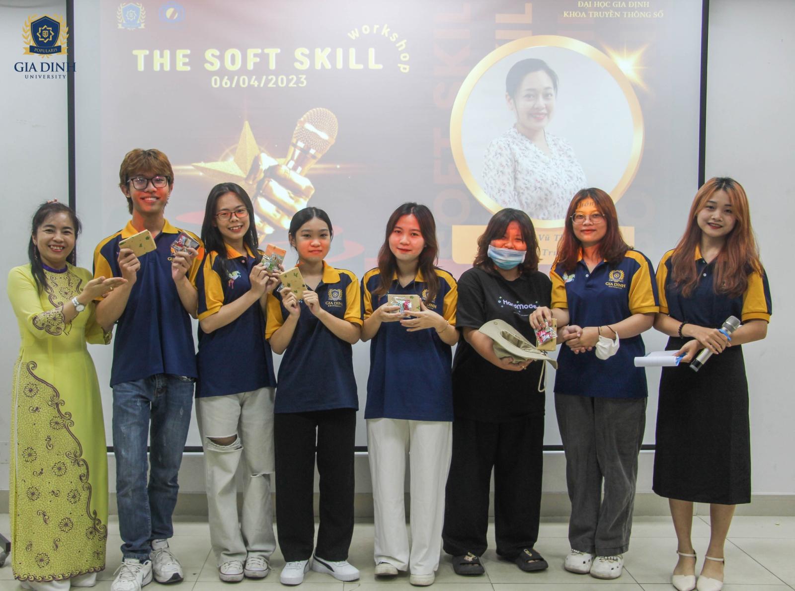 Diễn giả truyền đạt kinh nghiệm tại sự kiện định hướng nghề nghiệp truyền thông