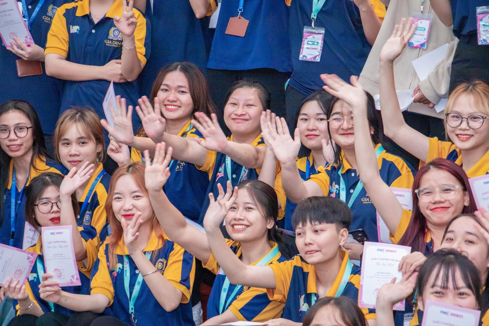 Gửi hồ sơ tại bưu điện với nhân viên hỗ trợ nhiệt tình.