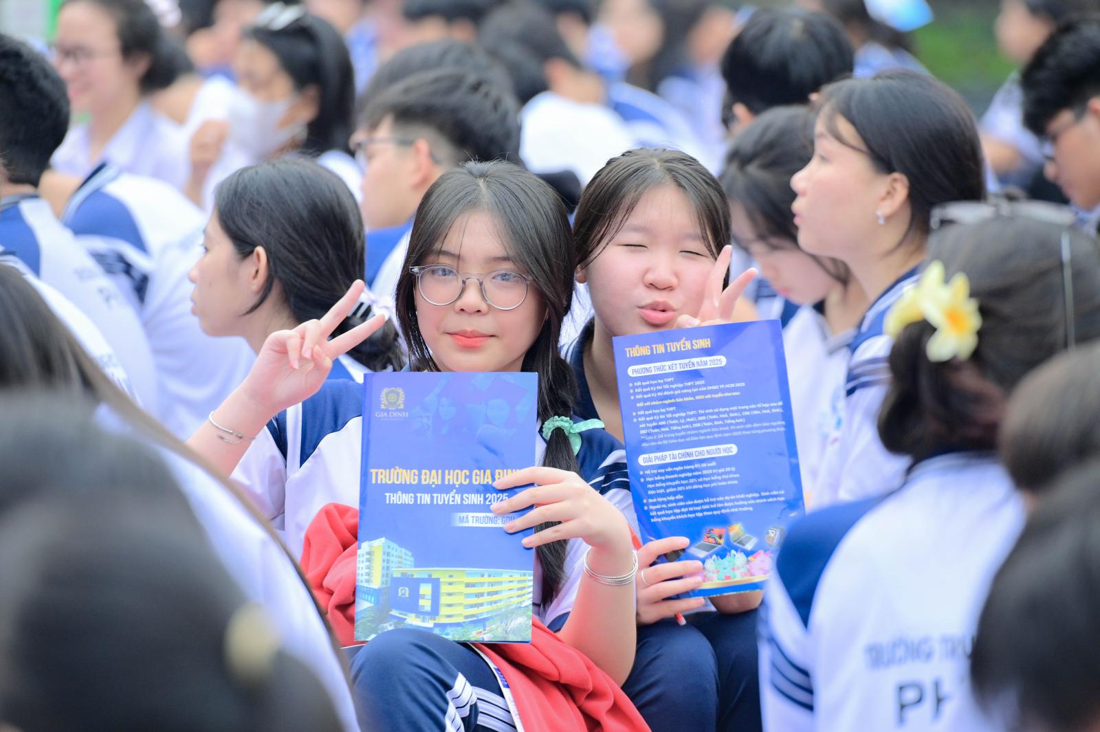 Các chính sách hỗ trợ tài chính và miễn giảm học phí dành cho sinh viên ngành truyền thông có hoàn cảnh khó khăn.