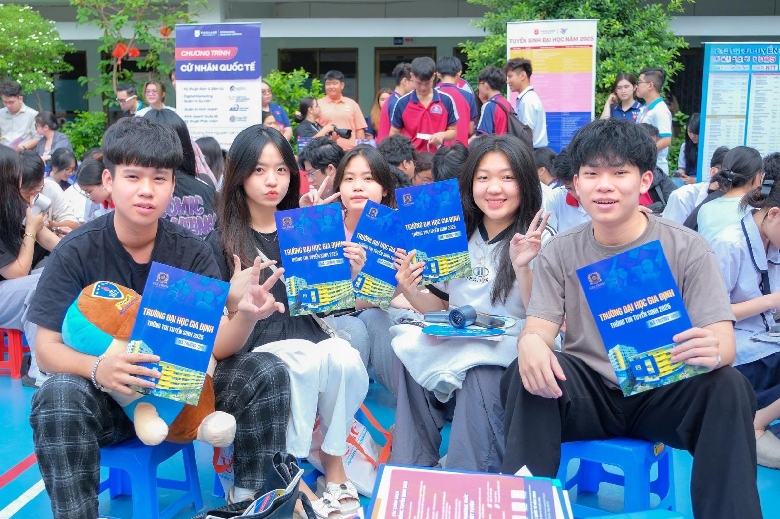 hoc-sinh-tap-trung-viet-bai-luan-an-tuong-cho-ho-so-dai-hoc