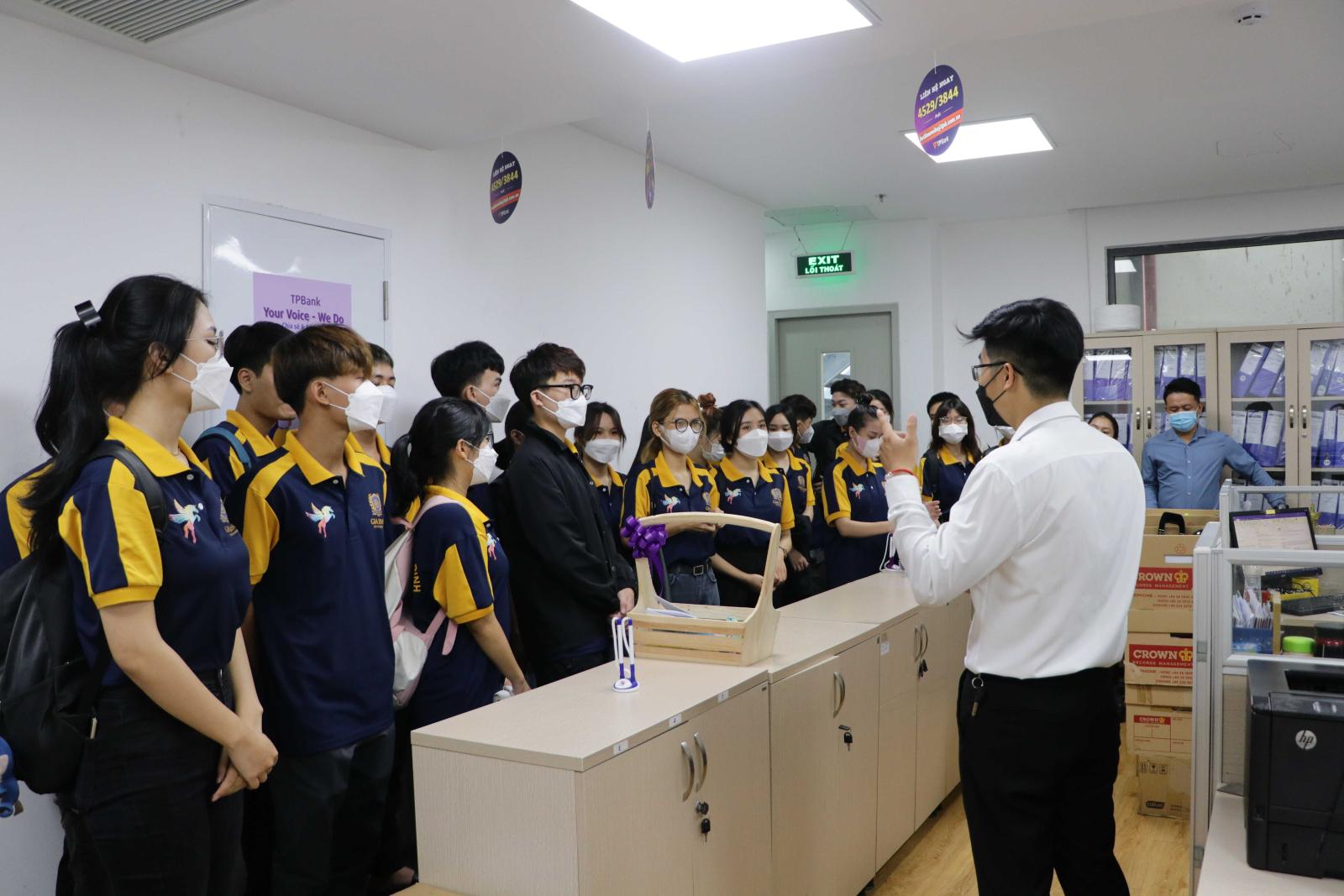 Sinh viên tham gia hội chợ việc làm tìm kiếm cơ hội dự án hợp tác với doanh nghiệp