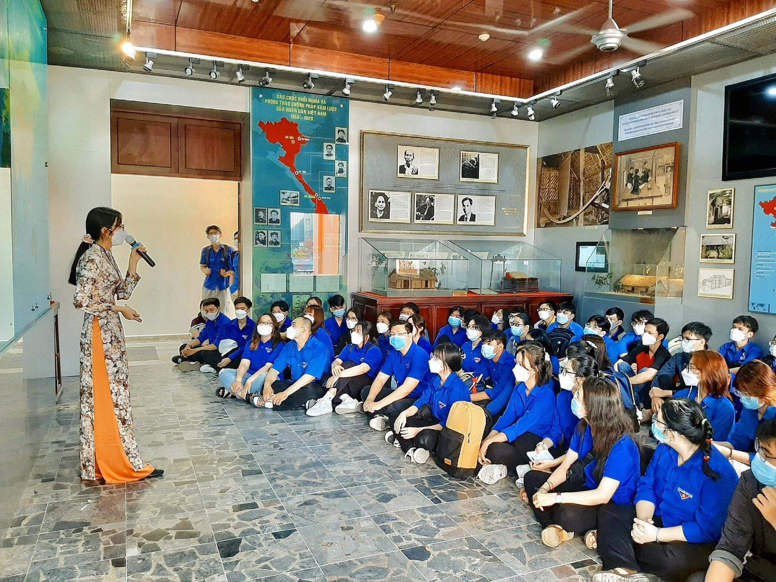 truong-to-chuc-le-vinh-danh-cuu-sinh-vien-xuat-sac-cong-hien