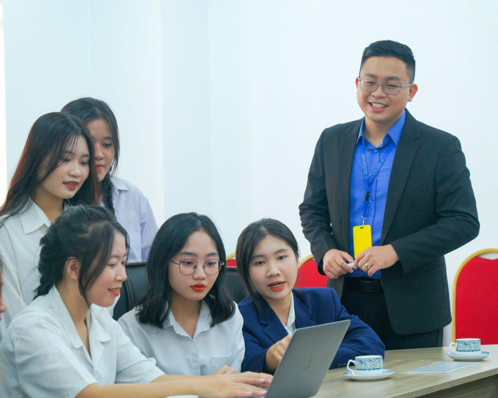 Lựa chọn đề tài phù hợp cho bài tập lớn ngành truyền thông, giúp sinh viên phát huy tối đa khả năng và đam mê