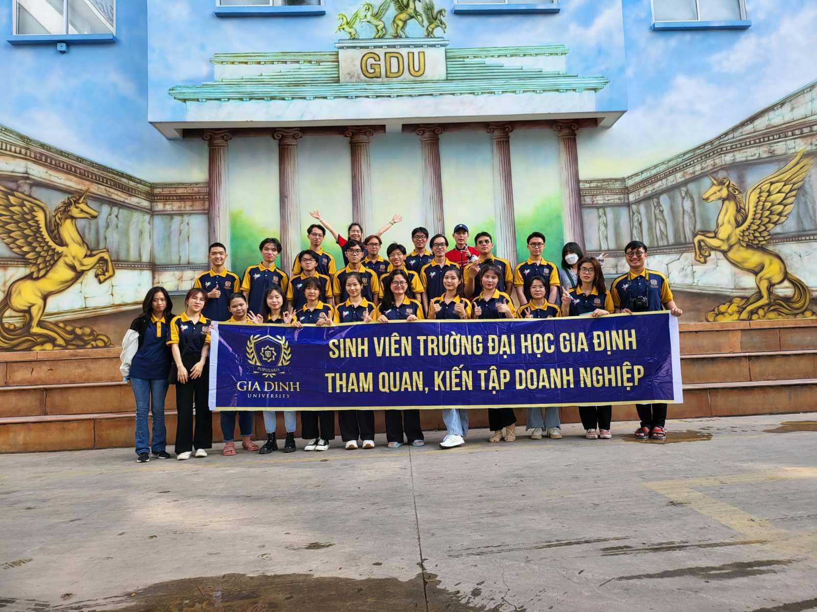 Lựa chọn giữa học truyền thông và thiết kế đồ họa: Đâu là con đường phù hợp?