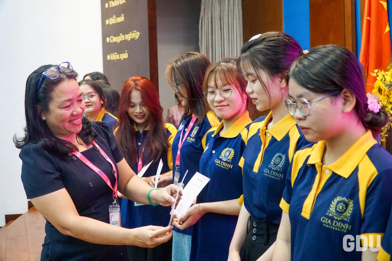 Các ngành nghề "hot" trong truyền thông và mức học phí tham khảo