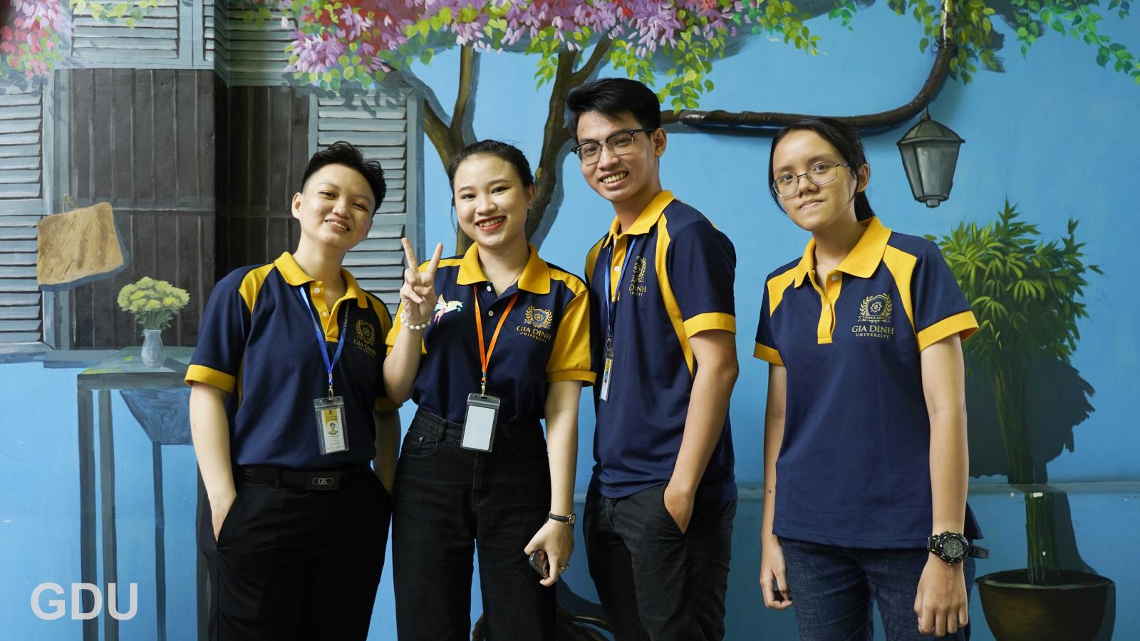 Người phụ nữ lắng nghe chủ động với sự tập trung và đồng cảm