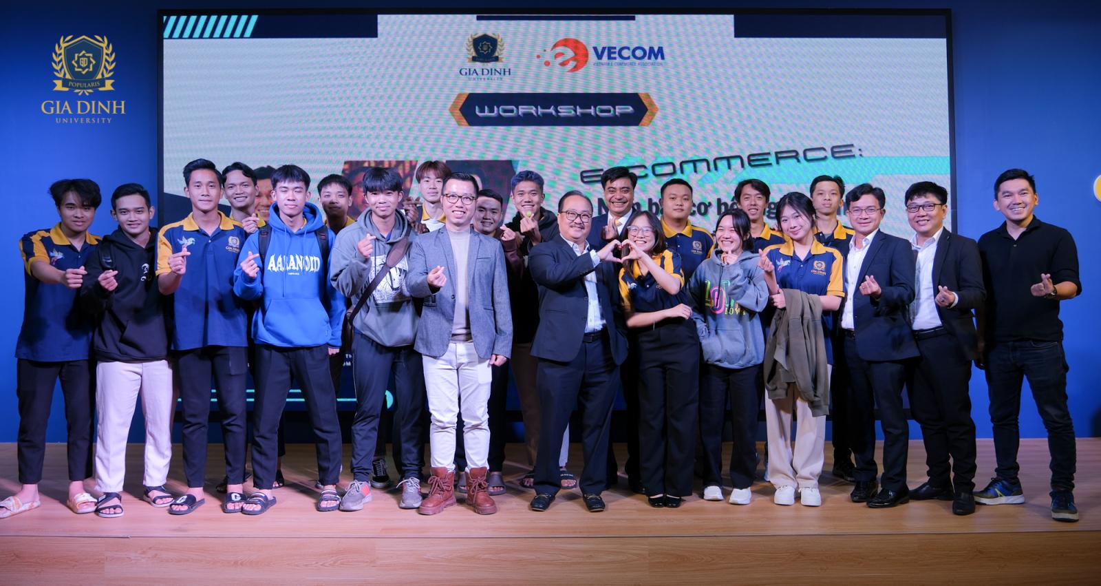 Người trẻ học tập kỹ năng phát triển nghề nghiệp để thăng tiến trong công việc