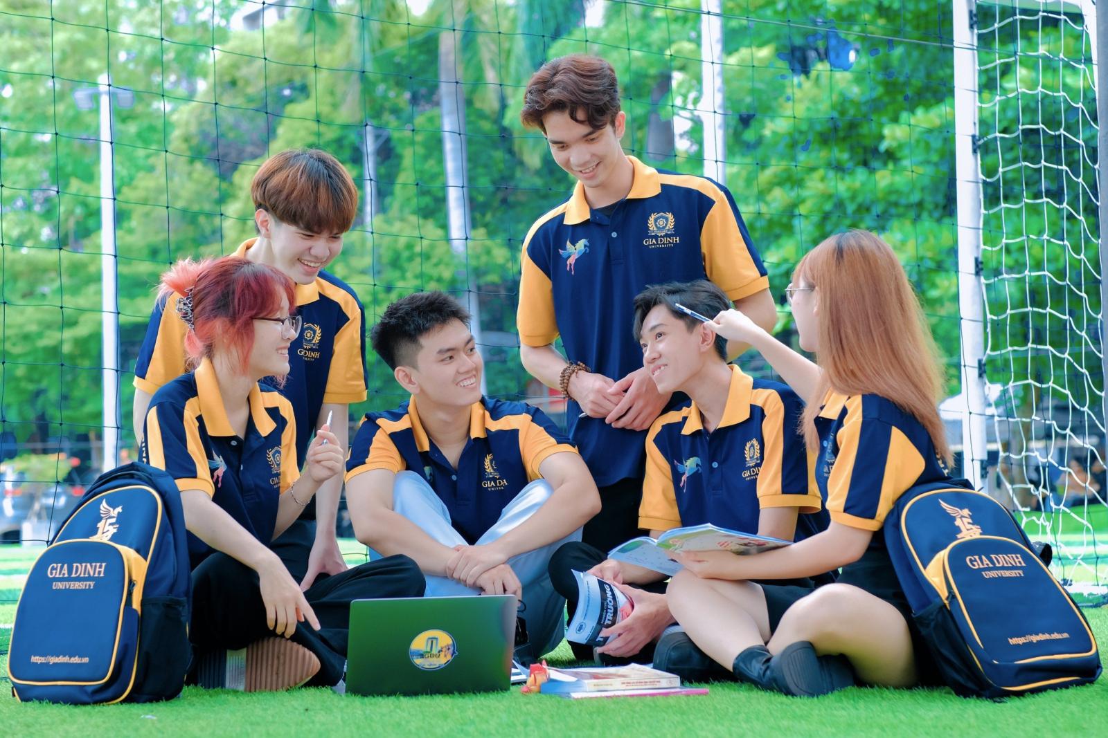 nguoi viet seo dang toi uu hoa noi dung website de tang thu hang tren google