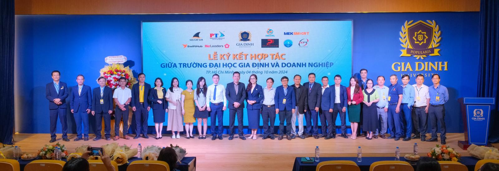 Nhà báo Trần Văn Nam đang phỏng vấn người dân về một vấn đề xã hội