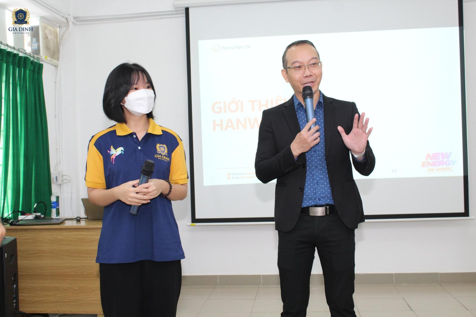 Nhân viên chia sẻ kiến thức và kinh nghiệm tại hội thảo chuyên ngành, xây dựng thương hiệu cá nhân.