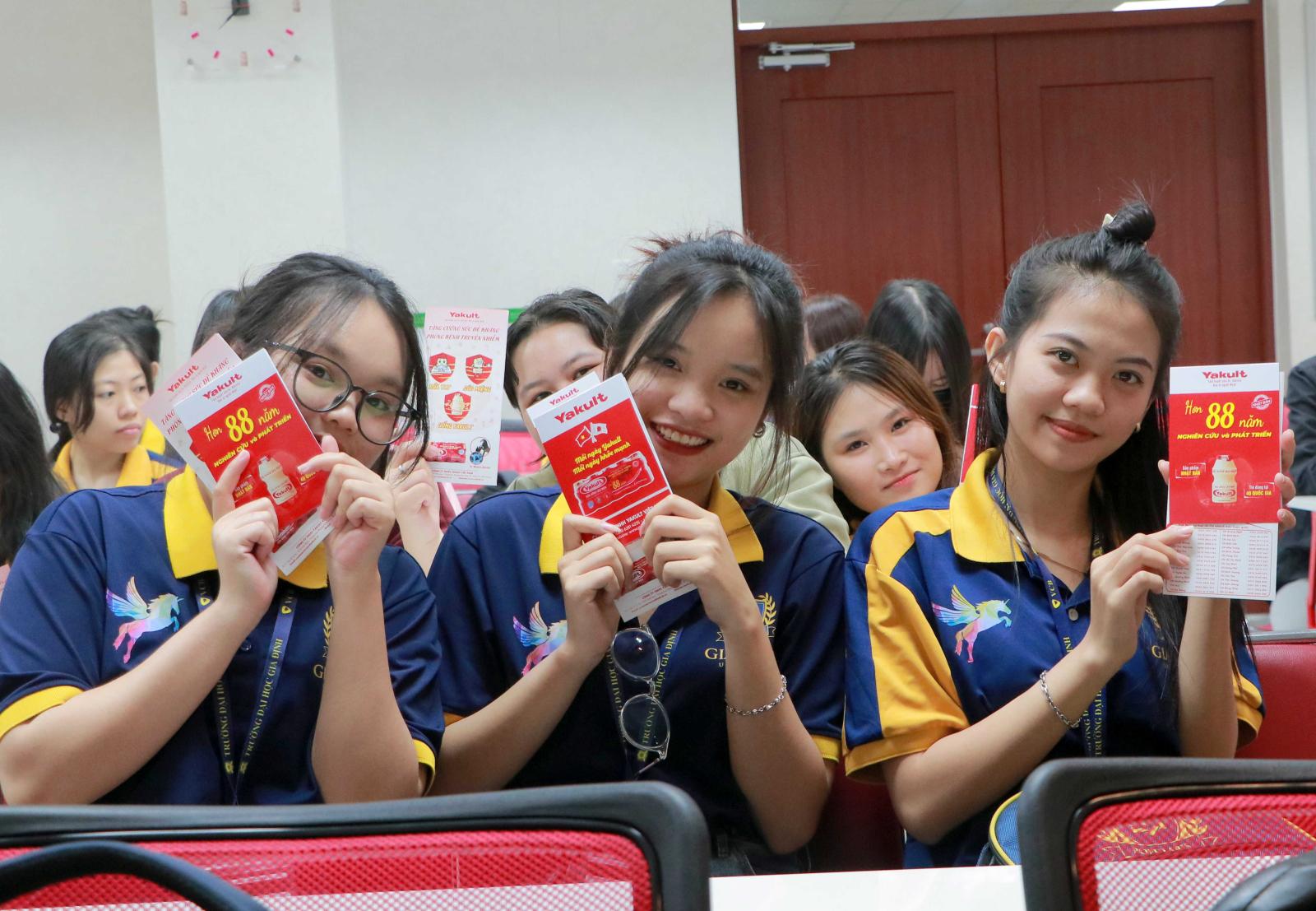 Nhân viên Marketing nghiên cứu thị trường, phân tích dữ liệu trên máy tính