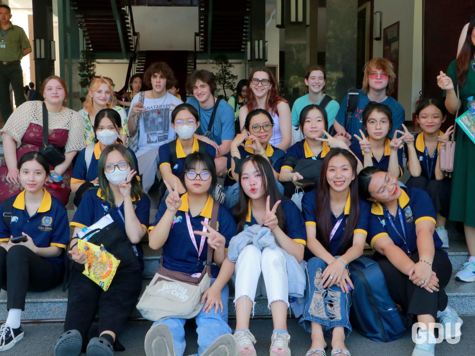 Phóng viên cựu sinh viên truyền thông quốc tế phỏng vấn người dân ở nước ngoài