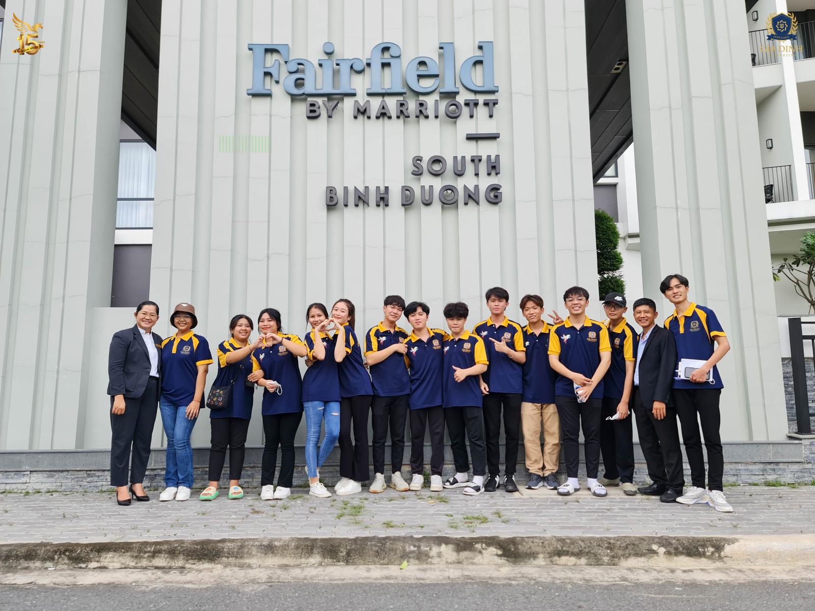 Sinh viên báo chí thực hành phỏng vấn ngoài trời