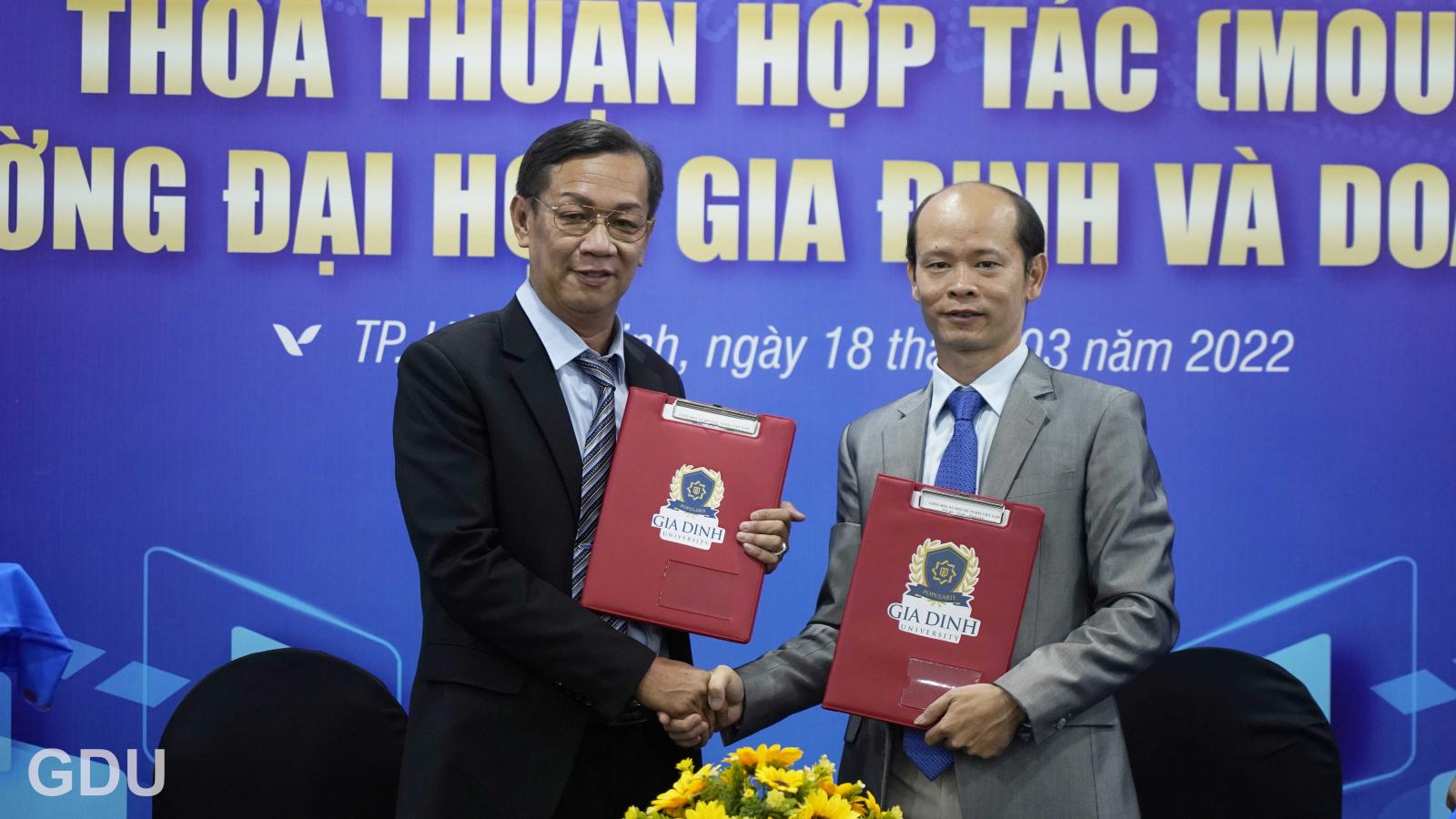 sinh viên chủ động tìm kiếm thông tin về hợp tác doanh nghiệp để thành công