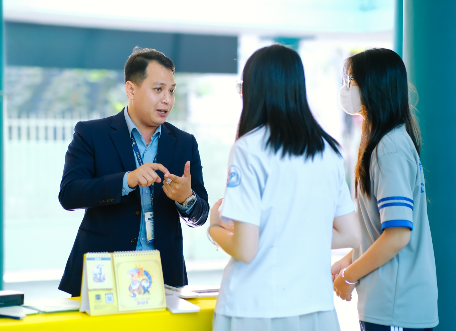 Sinh viên chuẩn bị hồ sơ xin học bổng doanh nghiệp tài trợ