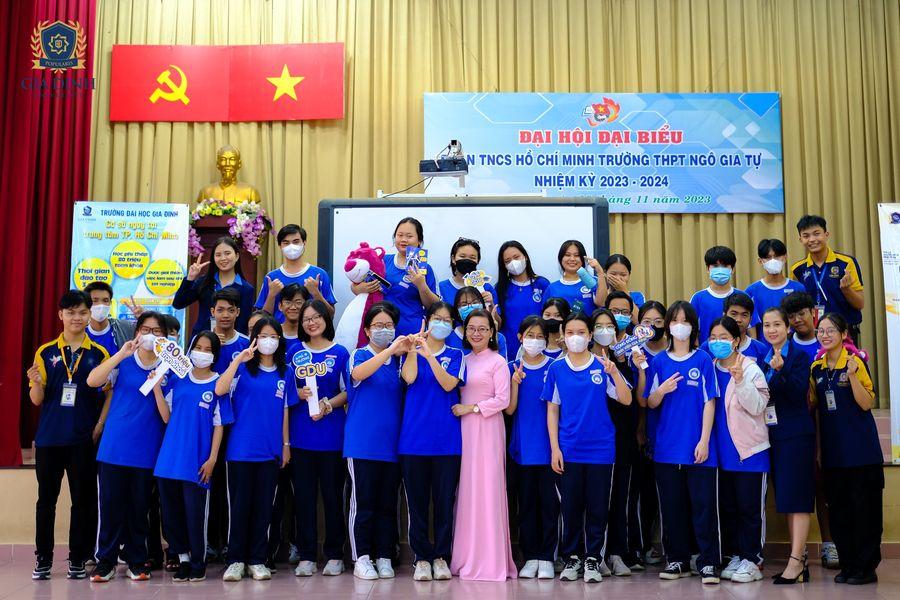 Sinh viên đặt câu hỏi cho cựu sinh viên doanh nhân trong buổi gặp gỡ