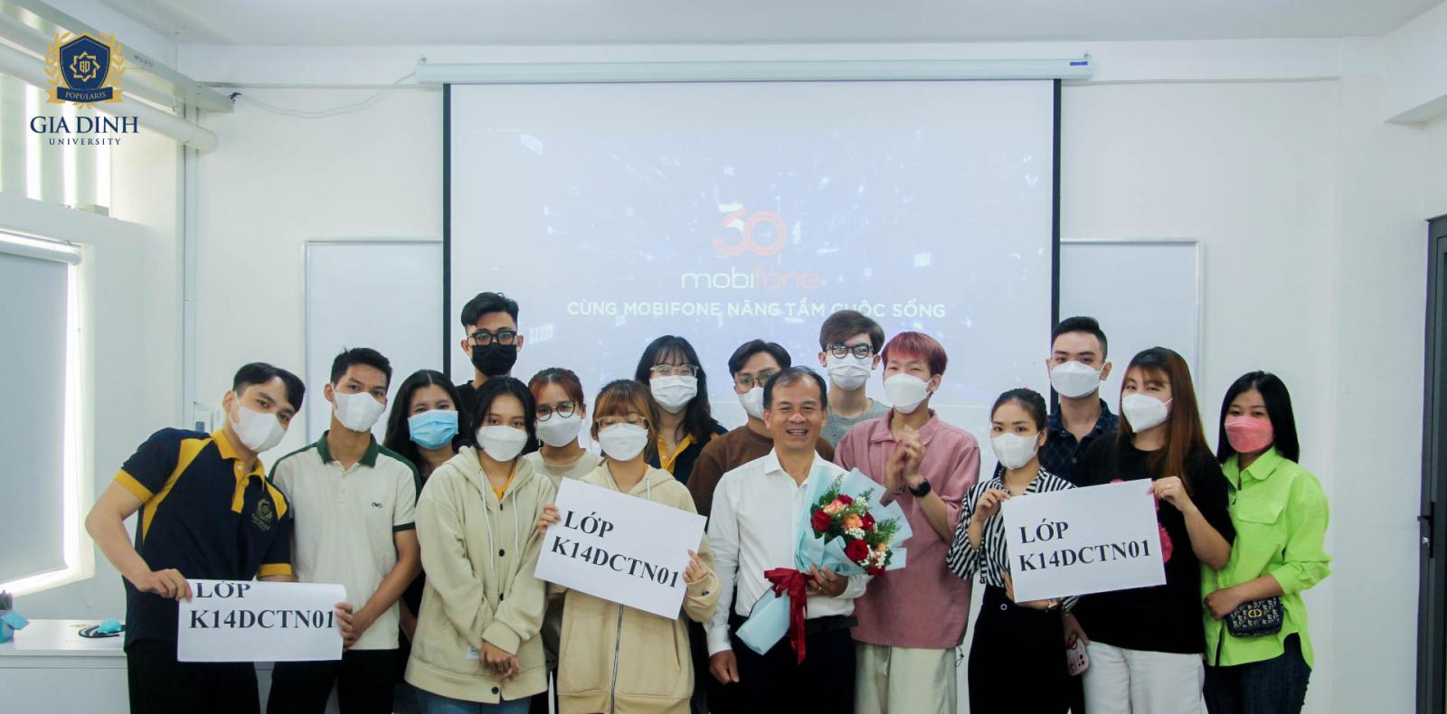 Sinh viên tự tin đặt câu hỏi cho nhà tuyển dụng trong buổi giao lưu