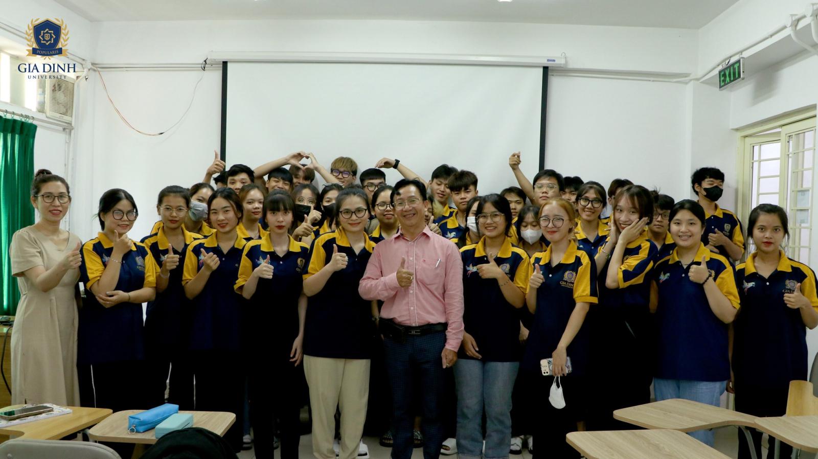 Sinh viên giao lưu với nhà tuyển dụng truyền thông, lắng nghe chia sẻ kinh nghiệm và cơ hội nghề nghiệp.