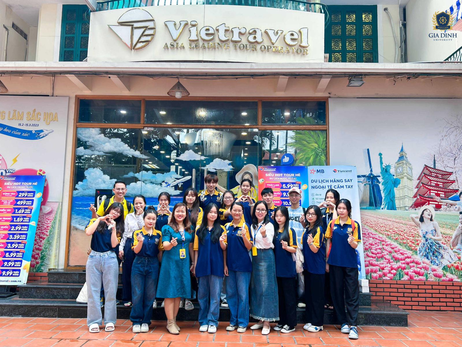 Sinh viên học hỏi và trải nghiệm về văn hóa doanh nghiệp thông qua chuyến tham quan thực tế