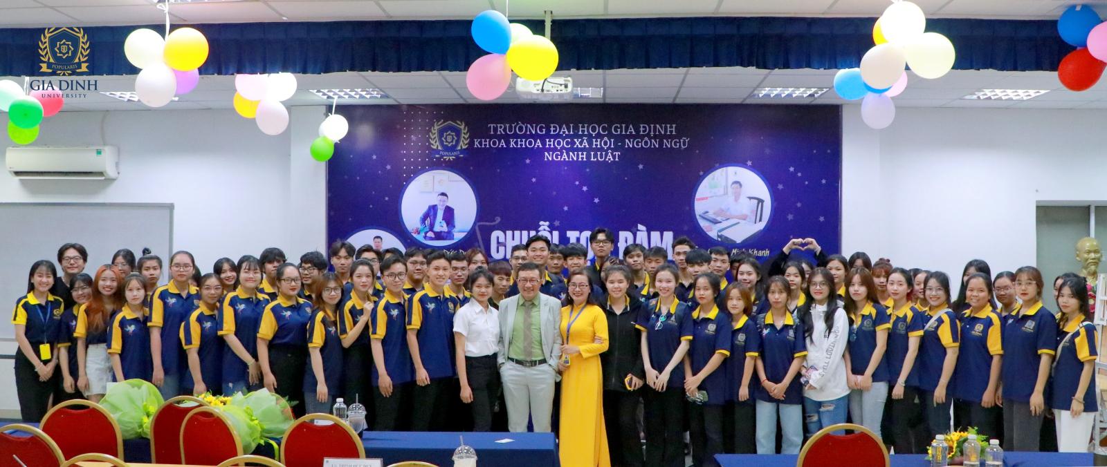 Sinh viên đặt câu hỏi cho cựu sinh viên về cơ hội nghề nghiệp trong tương lai