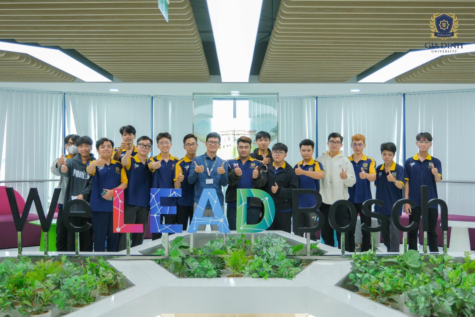 Sinh viên kết nối, học hỏi kinh nghiệm từ cựu sinh viên thành đạt tại sự kiện của trường.