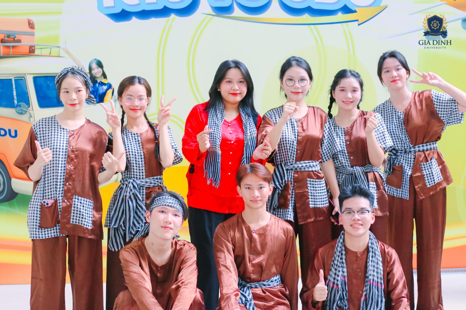 Sinh viên năm hai tham gia hoạt động ngoại khóa để phát triển toàn diện