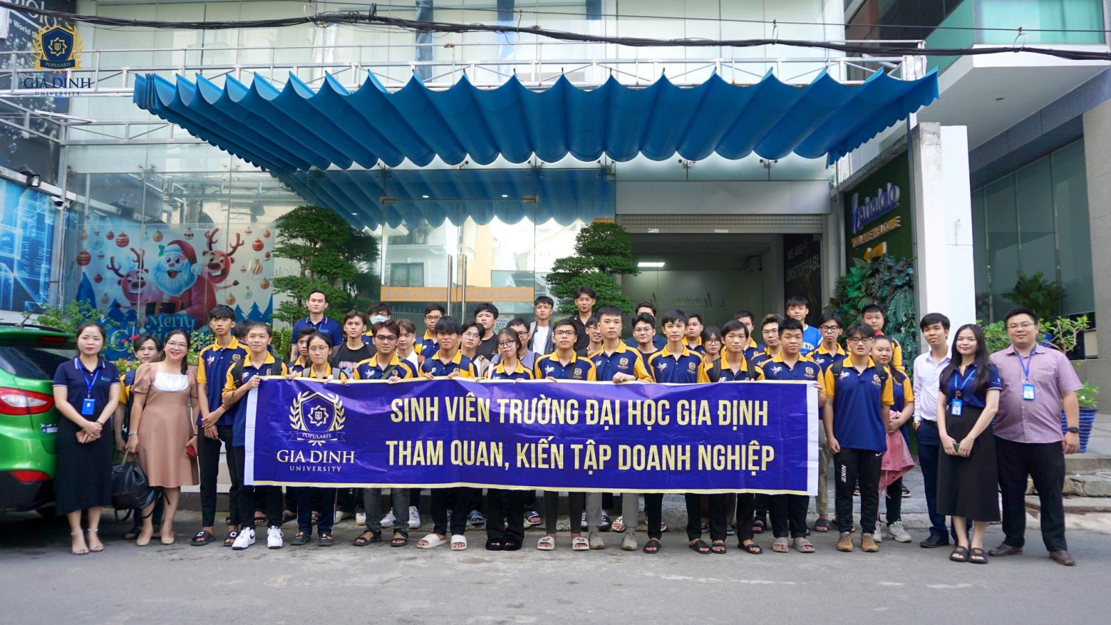 Sinh viên nghiên cứu lịch sử, tìm hiểu tư liệu cổ liên quan đến ngành