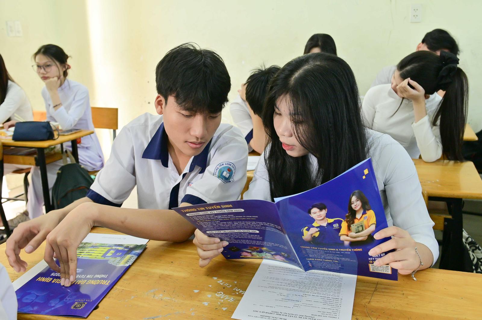 Sinh viên nghiên cứu marketing kỹ thuật số, các công cụ và chiến lược trực tuyến