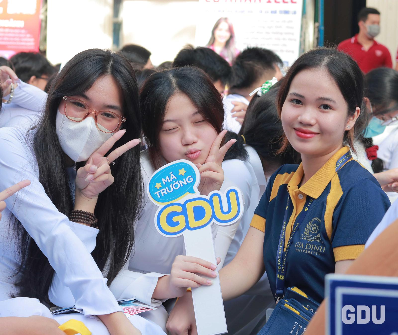 Sinh viên chăm chú nghiên cứu tài liệu truyền thông trong thư viện, chuẩn bị cho bài học.