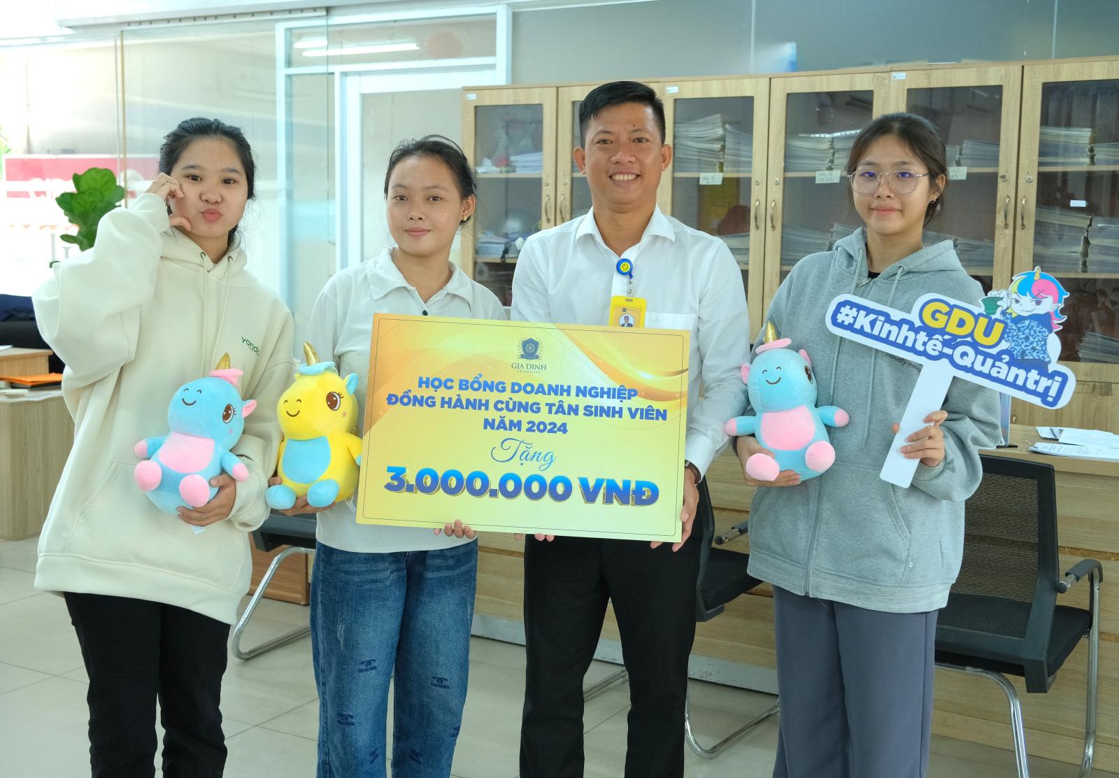 Sinh viên vui mừng nhận học bổng miễn giảm học phí từ đại diện trường