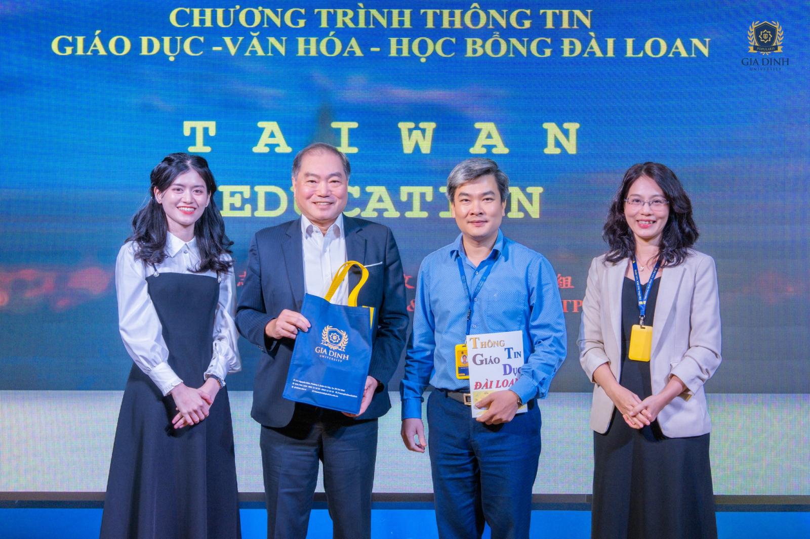 sinh viên quốc tế nhận học bổng ngành truyền thông