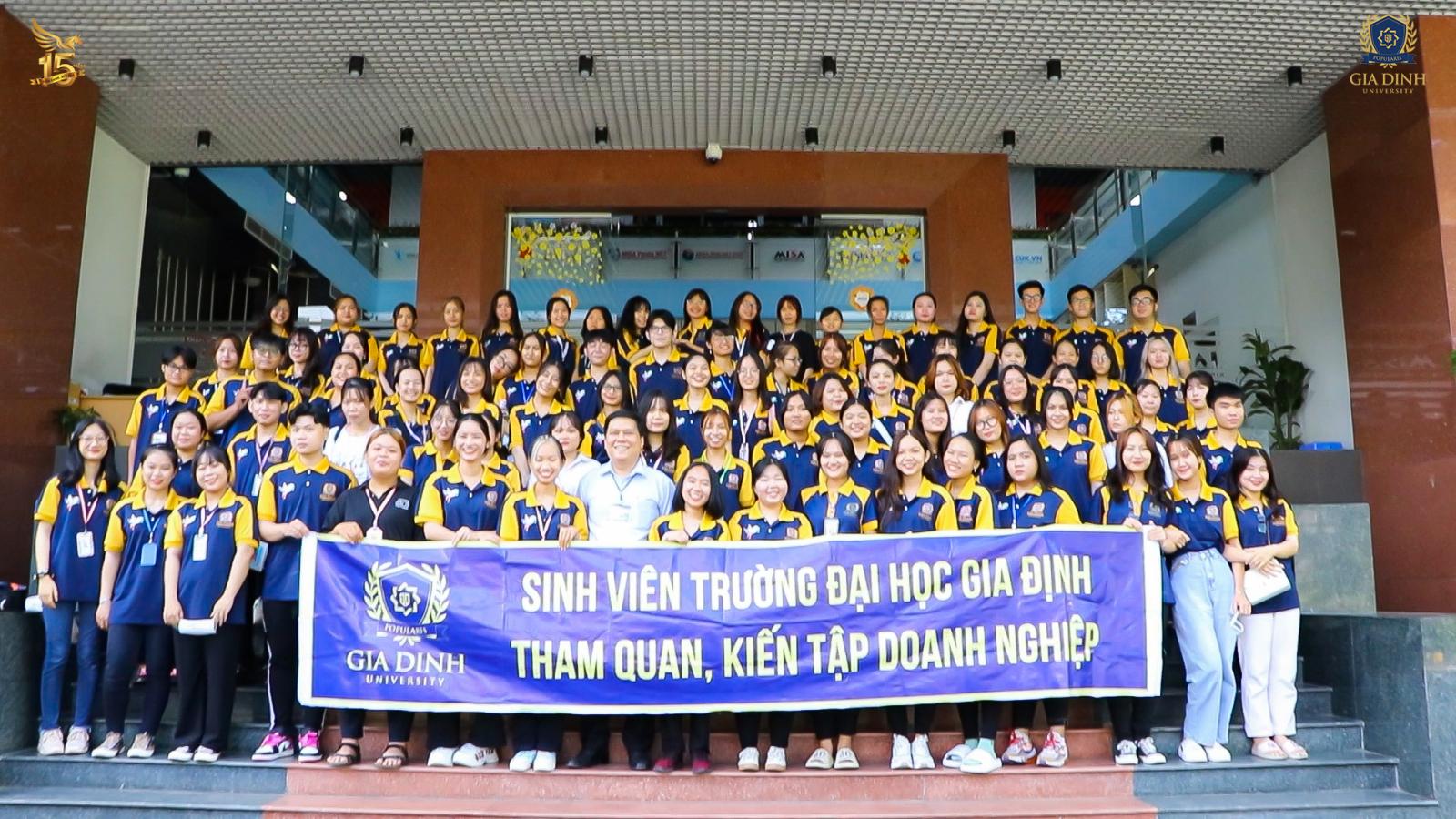 Sinh viên tham gia chương trình thực tập tại doanh nghiệp, tích lũy kinh nghiệm thực tế.