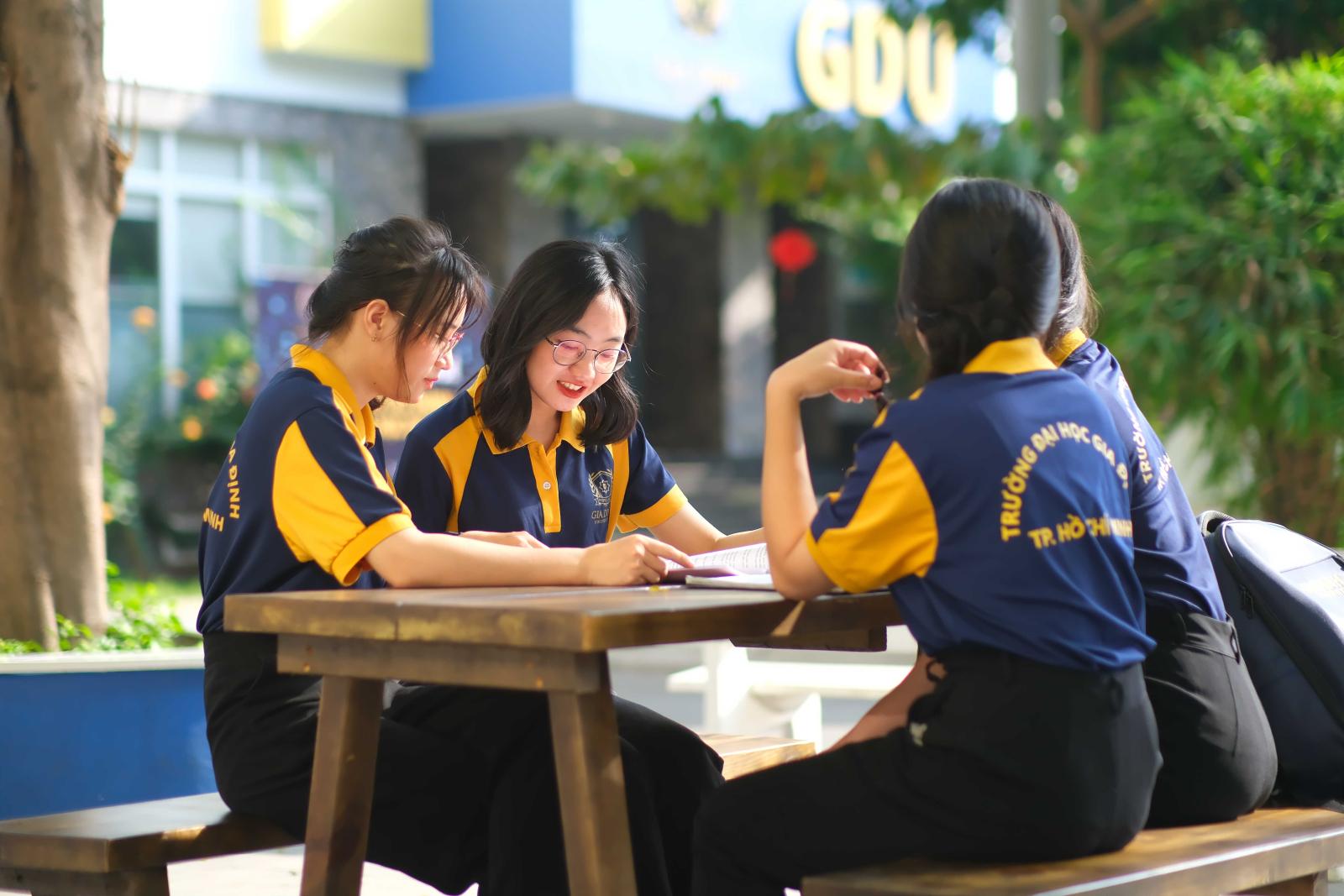 sinh viên tham gia hội thảo khởi nghiệp để trang bị kiến thức và kỹ năng