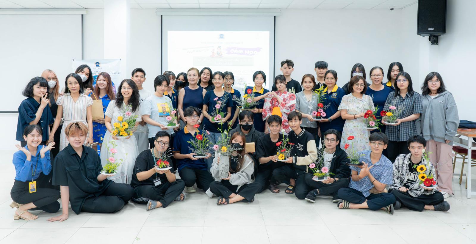 Sinh viên năng động tham gia sự kiện giao lưu chuyên ngành, kết nối với chuyên gia.