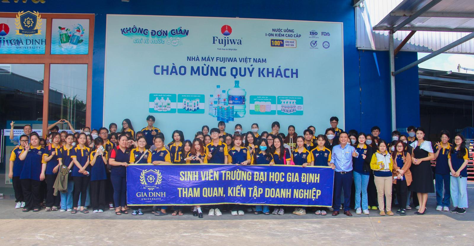 Sinh viên tham quan và tìm hiểu về quy trình sản xuất tại một doanh nghiệp