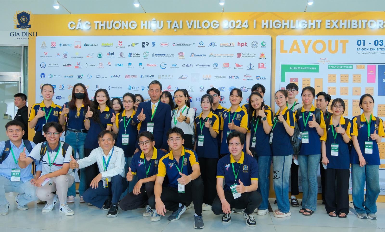 Sinh viên tham quan doanh nghiệp, học tập thực tế, tìm hiểu quy trình sản xuất và ứng dụng công nghệ mới.