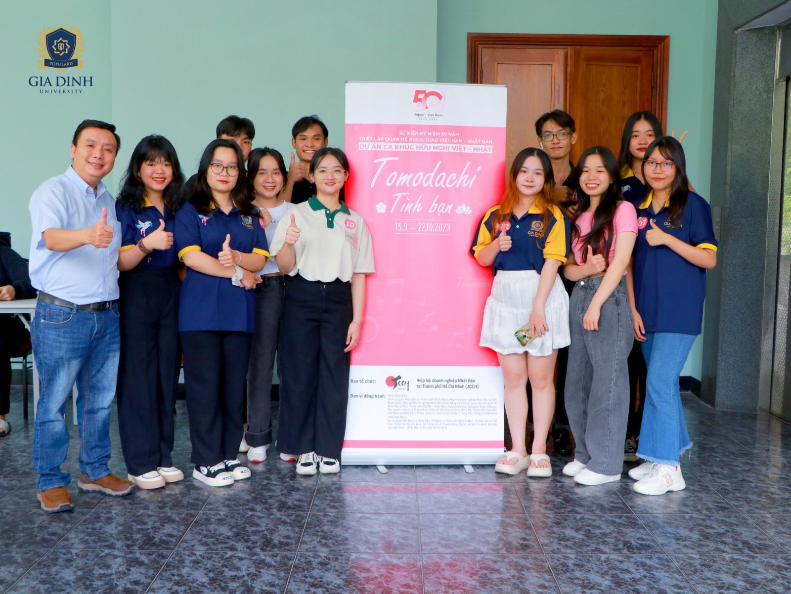 Sinh viên trình bày đồ án tốt nghiệp về dự án hợp tác với doanh nghiệp